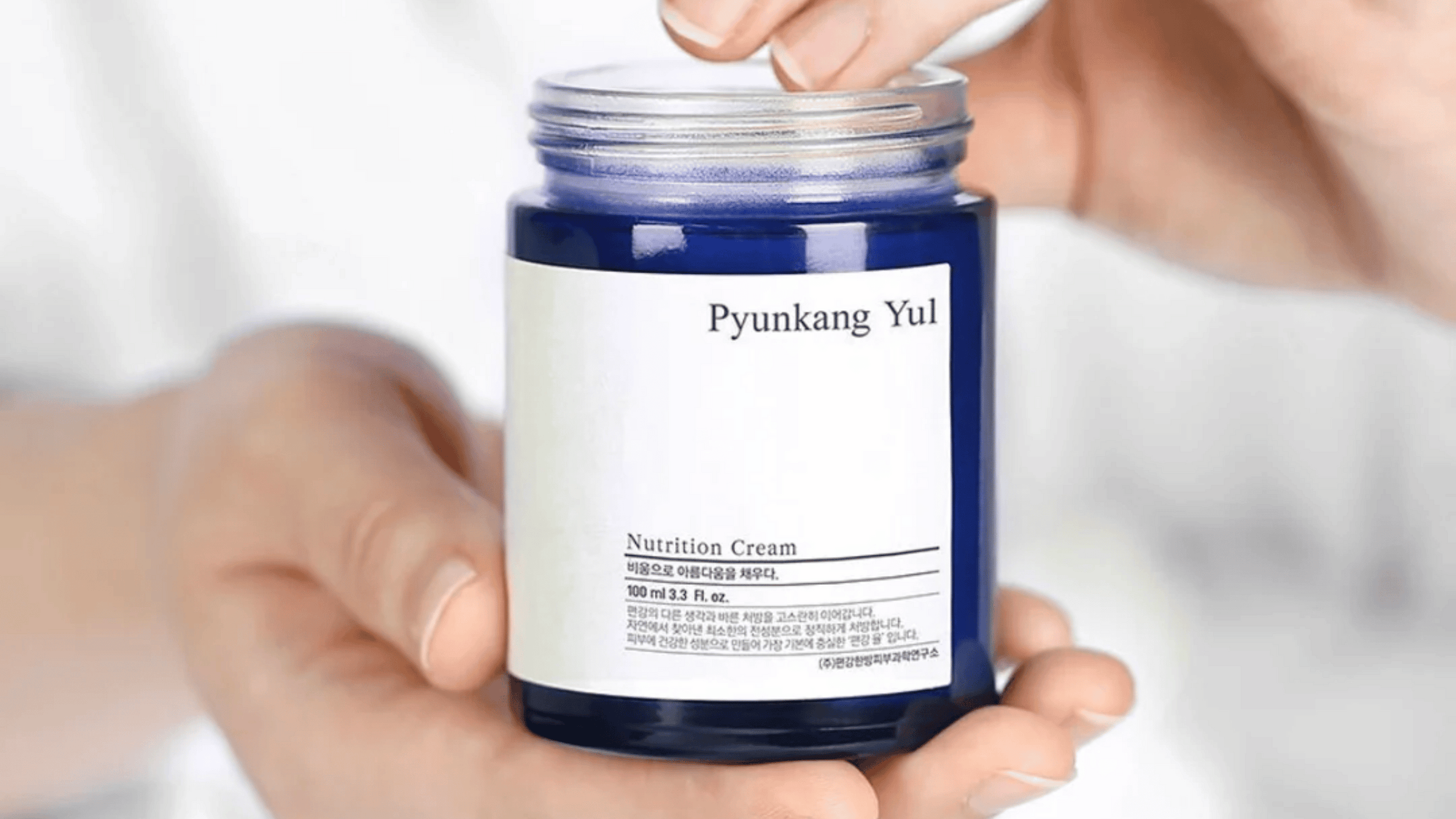 Pyunkang Yul Nutrition Cream är en näringsrik ansiktskräm som återfuktar på djupet och förbättrar hudens elasticitet. Med sheasmör och orientaliska växtextrakt stärker den hudbarriären och ger en frisk, ungdomlig lyster. Idealisk för torr och känslig hud.