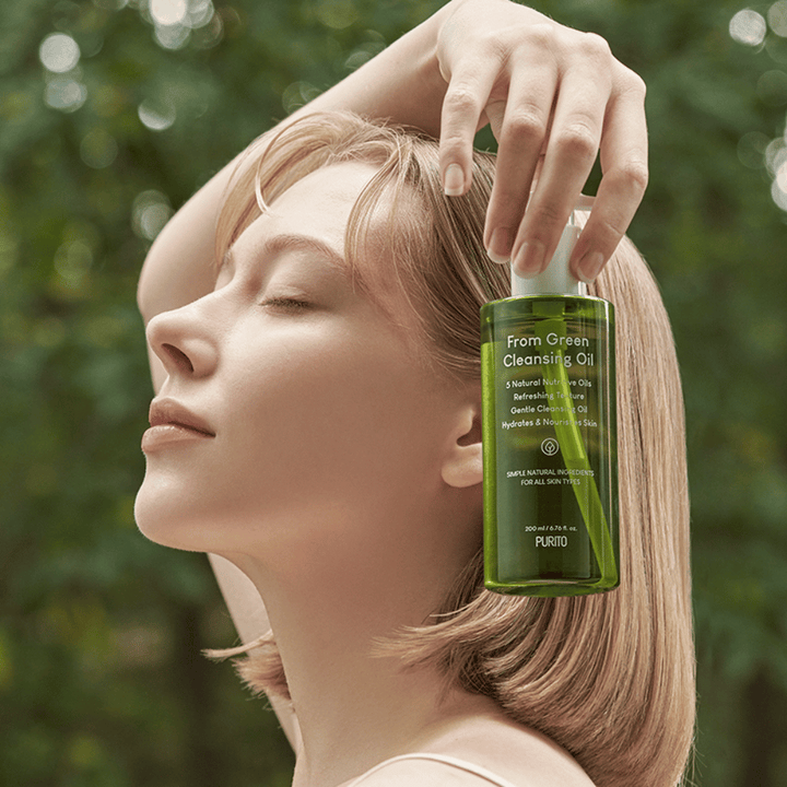 Purito From Green Cleansing Oil är perfekt för daglig användning och passar alla hudtyper, även känslig hud. Med fem naturliga näringsrika oljor rengör den huden på djupet utan att lämna en fet känsla, samtidigt som den återfuktar och vårdar.