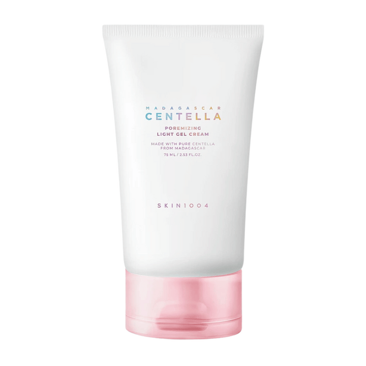 Madagascar Centella Poremizing Light Gel Cream presenteras i en vit och rosa tub. Produkten är gjord med ren centella från Madagaskar och har en lätt geléliknande konsistens, vilket gör den idealisk för att reducera porer och ge en fräsch känsla.