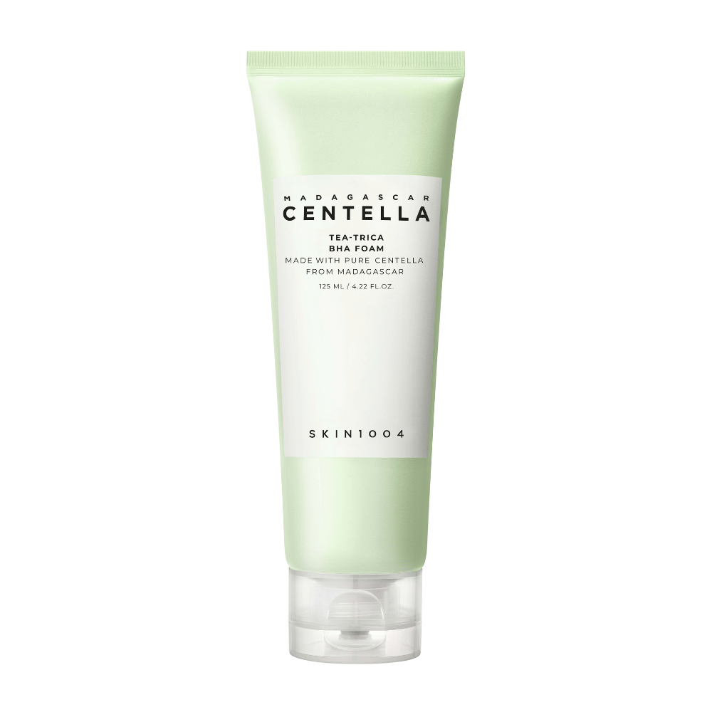 Produkten "Madagascar Centella Tea-trica BHA Foam" presenteras i en grön och vit tub. Den är designad för att rengöra huden och innehåller ren Centella från Madagaskar. Volymen är 125 ml.