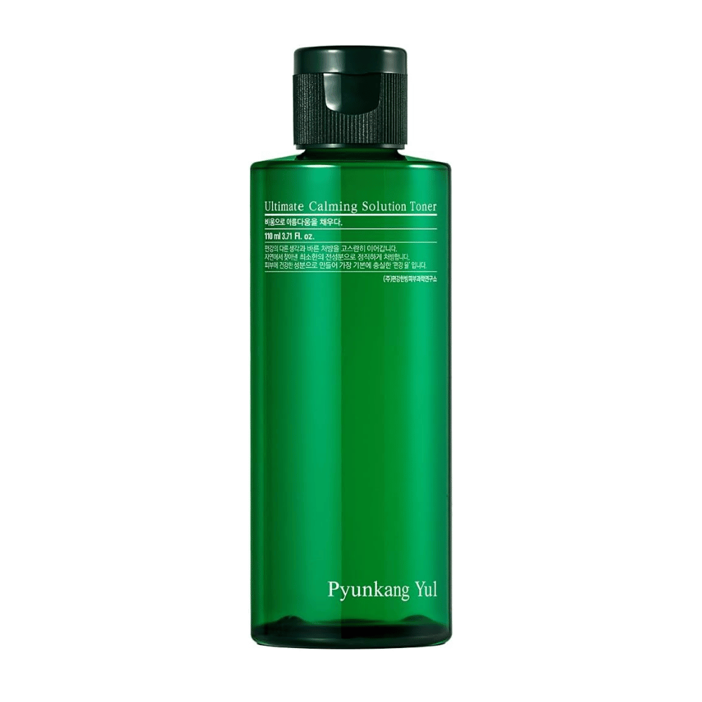 Bilden visar en flaska Pyunkang Yul Ultimate Calming Solution Toner. Flaskan är genomskinlig med en djupgrön färg och har en svart kork. Texten indikerar att produkten är avsedd för att ge en lugnande effekt på huden.