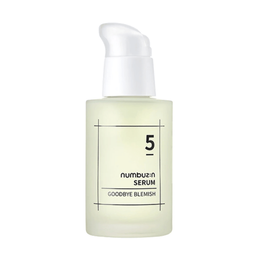 En flaska No.5 Goodbye Blemish Serum 50ml från numbuzin på vit bakgrund.